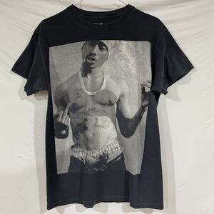 Tupac Middle Finger Smoking Shirt Mens Size Small